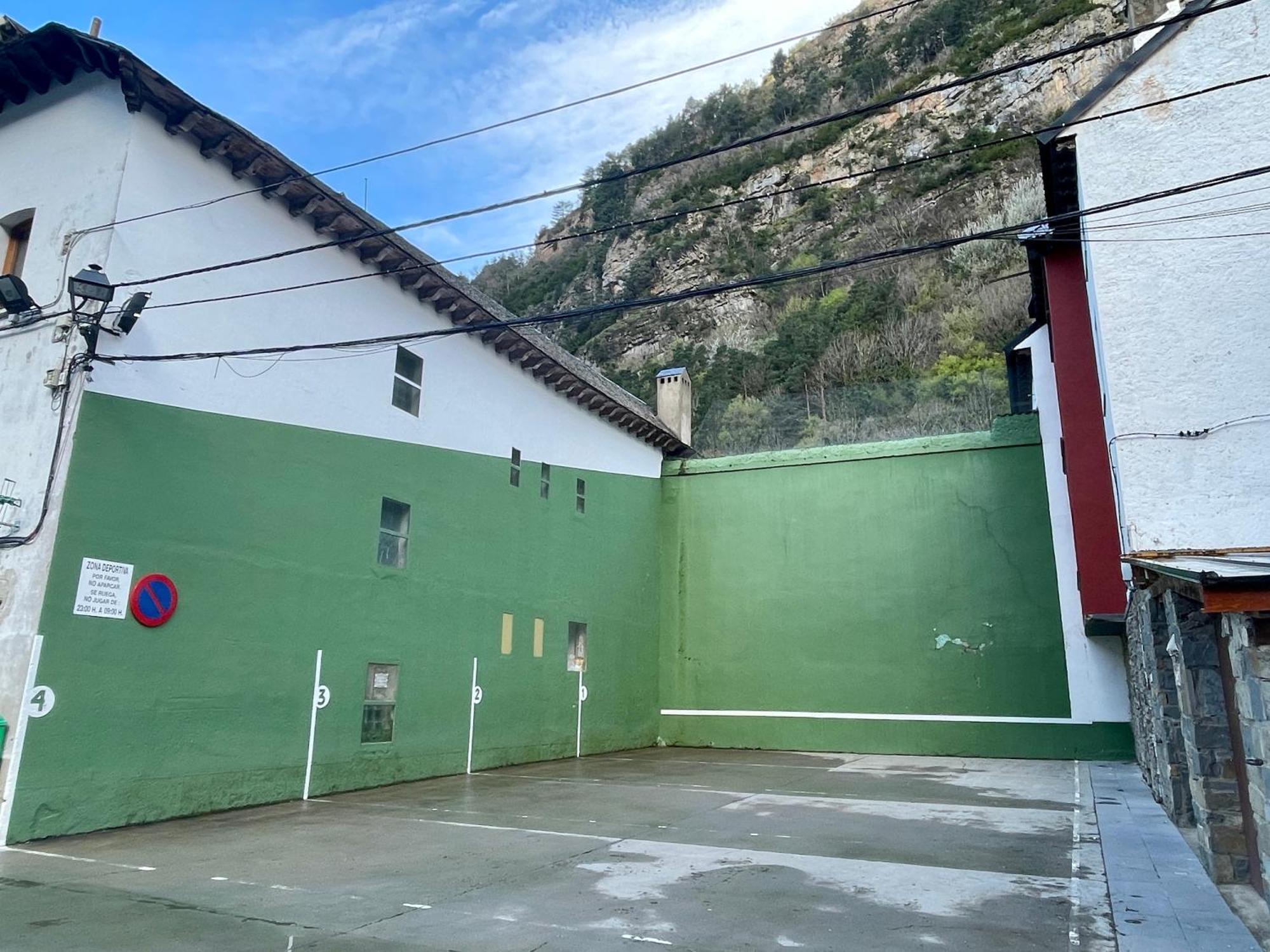 Calmfranc Atico Abuhardillado Con Vistas Al Rio Y La Montana Avistamiento De Ciervos En Canfranc Pueblo Exterior photo